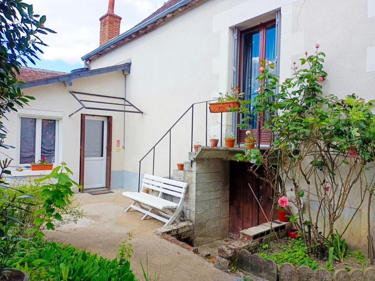 Petite Maison Etape Loire A Velo Ou Compostelle Mosnes Exteriör bild